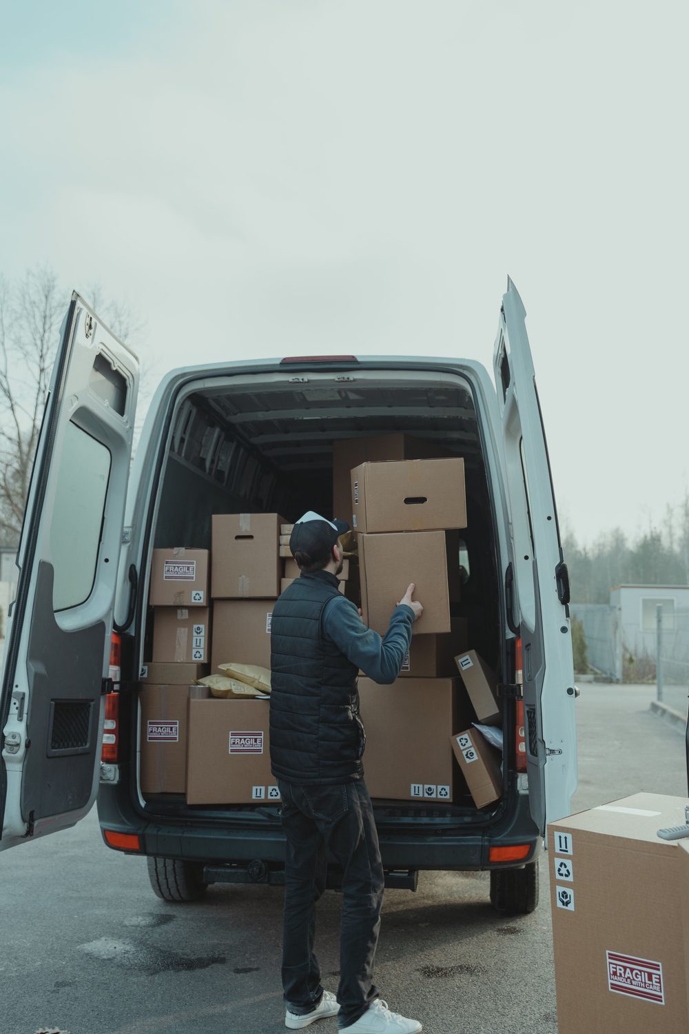 Déménageur chargeant des cartons dans le camion