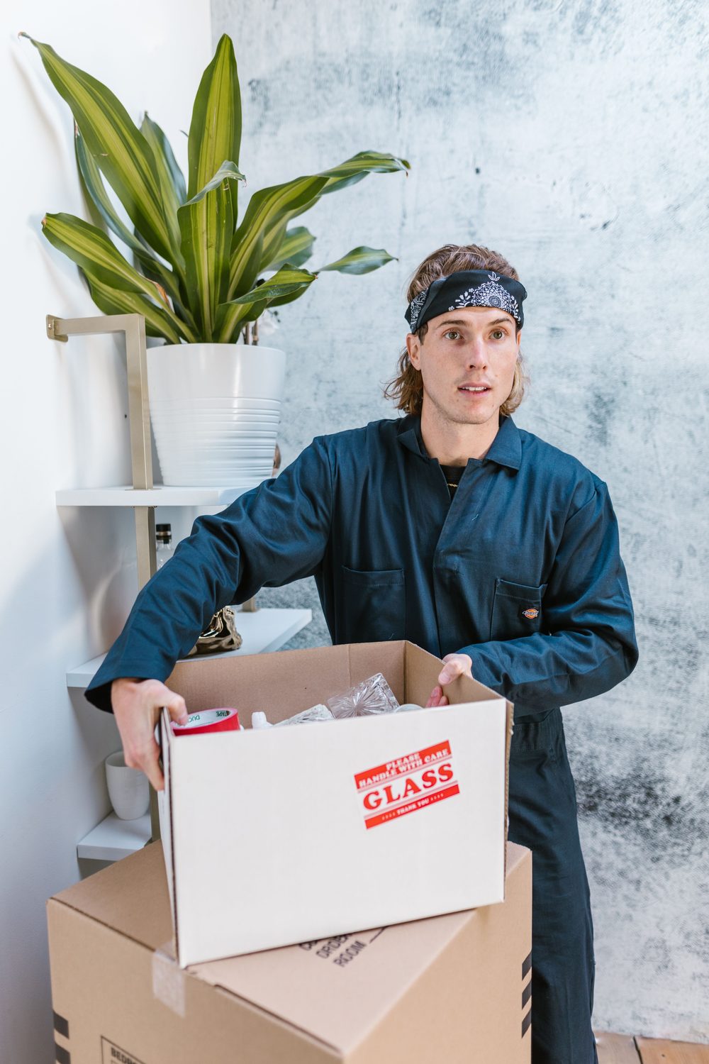 Déménageur emballant des objets fragiles dans un carton